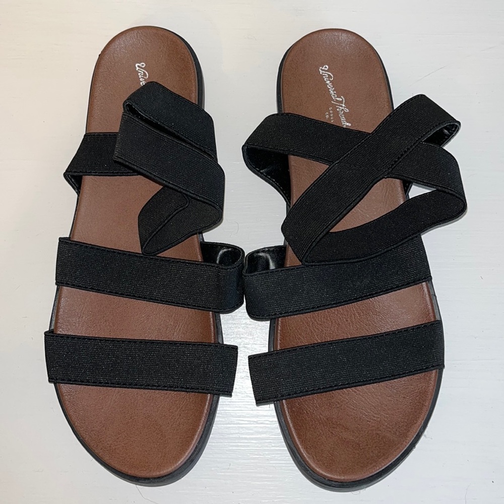 Flat sandals